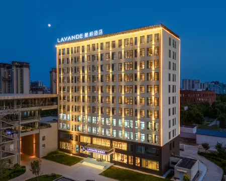 Lavande Hotel (Shuo-Huang Railway Suning North Station) فنادق في سونينغ