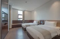 Emei Mountain Lanting Yuejing Hotel (Emei High speed Railway Station Branch)