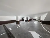 Fenghuang Jinli Haoting Grand Hotel (Fenghuang Ancient Town Scenic Area) - parking