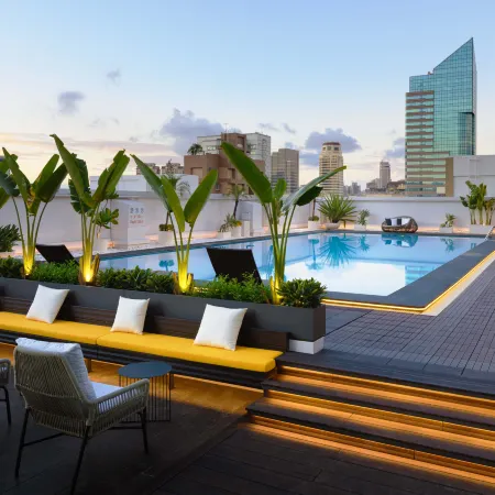 Howard Plaza Hotel Kaohsiung Отели рядом с достопримечательностью «Станция метро Weiwuying»