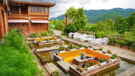 Floral Hotel·First sight of Huyun residential hotel in Lugu Lake Отели рядом с достопримечательностью «Luowa Dock»
