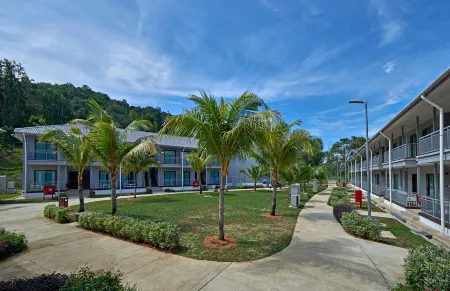 Royale Chulan Cherating Chalet Отели в г. Чератинг