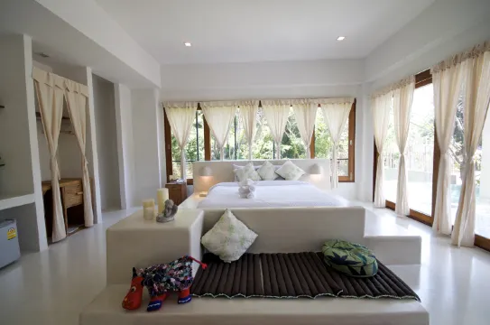 พูลใกล้ลำธารสวีทพร้อมระเบียง