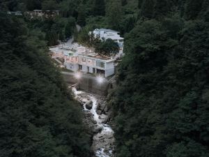 Qingchengshan Yashangyisu Hot Spring Pool Hotel