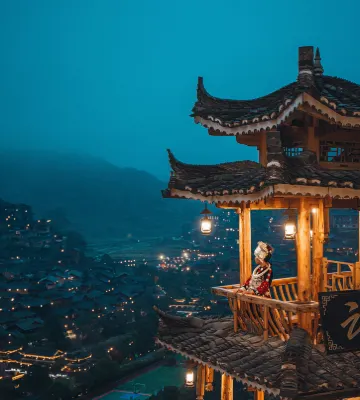 Xijiang Yunting Light Luxury Panoramic Beauty Su (Observation Deck) Hotel di 