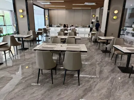 Golden LEAF Hotel Отели рядом с достопримечательностью «CPC Jieyang Committee Party School Puning Branch»