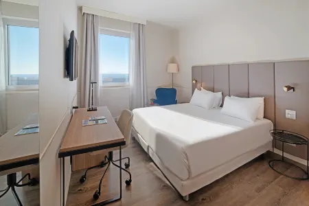 NH Napoli Panorama Отели рядом с достопримечательностью «Complesso Monumentale di S. Maria La Nova»