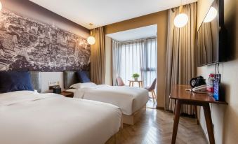 The standard twin room features double beds and a large window with a view of the pool area at Super 8 Hotel Premier (Beijing Workers' Stadium Sanlitun Chunxiu Road)