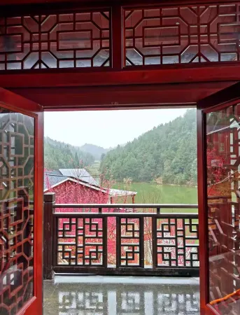 Baizhen Hostel Отели рядом с достопримечательностью «Golden Rooster Ridge»