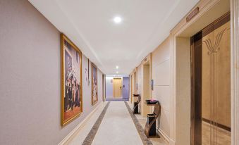 Vienna International Hotel (Xingyi Wanfenglin Airport Pingdong Square)