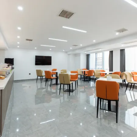 Burton Hotel (Xinyang High-speed Railway East Station)