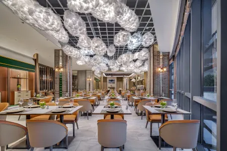 Harbour Plaza Metropolitan Отели рядом с достопримечательностью «Zhenru Ancient Town»