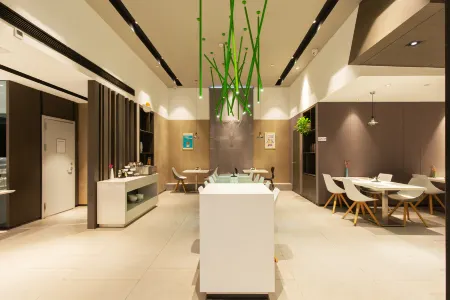 Yitel Hotel (Weifang Zhucheng Longrun Building) Отели в г. Чжучэн