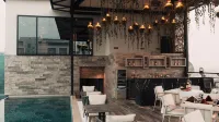 Best Western PLUS Runway - Pools