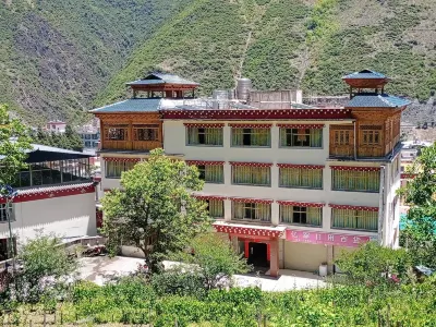 Hotel Nagyzasi Dechenz Hotel in zona Baima Snow Mountain