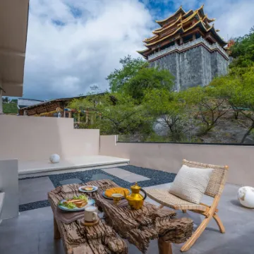香格里拉無夏而立設計師民宿(大佛寺轉經筒店) 月光廣場附近的飯店