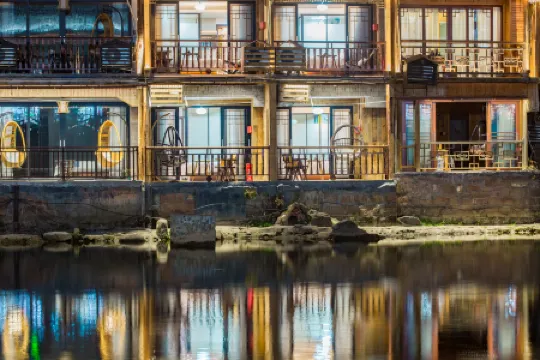 Qingshanjian Riverside Stilt House Inn (Phoenix Ancient Town - Hongqiao North Gate Pier Branch Отели рядом с достопримечательностью «Temple of the Queen of Heaven»