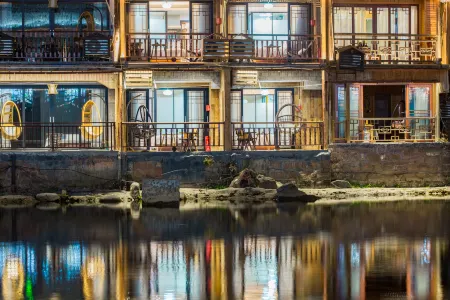 Qingshanjian Riverside Stilt House Inn (Phoenix Ancient Town - Hongqiao North Gate Pier Branch Отели рядом с достопримечательностью «Xiong Xiling Former Residence»