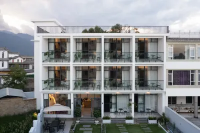 Mountain and Creek Courtyard Beautiful Stay Hotels near Fumei Yi