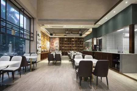 T-Social Hotel (Yuexiu International Conference Center Guangzhou Railway Station Subway Station) Отели рядом с достопримечательностью «Zhangjiuling Jinian Park»