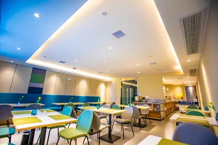 Homeinn Selected Hotel (Fuyang Linyi Mall) Отели рядом с достопримечательностью «Valley of Flowers Adventure Park»