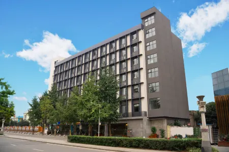 Anyee JinZhu Hotel (Shuangliu International Airport Chengdu University of  Information Technology) Отели рядом с достопримечательностью «Southwest Minzu University (Southwest Airport Economic Development Zone Campus)»