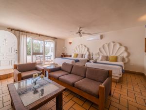 Hotel & Suites El Moro