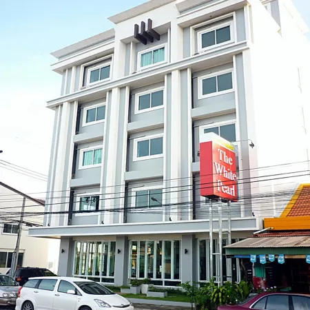 The White Pearl Hotel Отели рядом с достопримечательностью «Технический колледж Краби»
