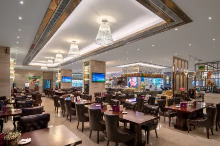 South Grand China International Hotel Отели рядом с достопримечательностью «Ying'en Gate Tower»