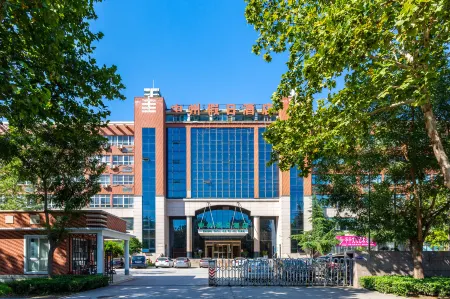 Holiday Inn Anyang Zhongzhou (Text Museum) Отели рядом с достопримечательностью «Yuanshikai Mu»