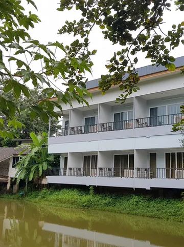 รูปภาพของโต๊ะไม้รีสอร์ท