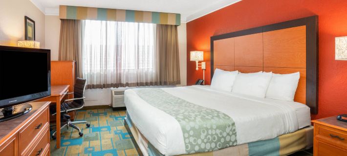 La Quinta Inn & Suites by Wyndham Seattle Sea-Tac Airport Hotels in SeaTac
