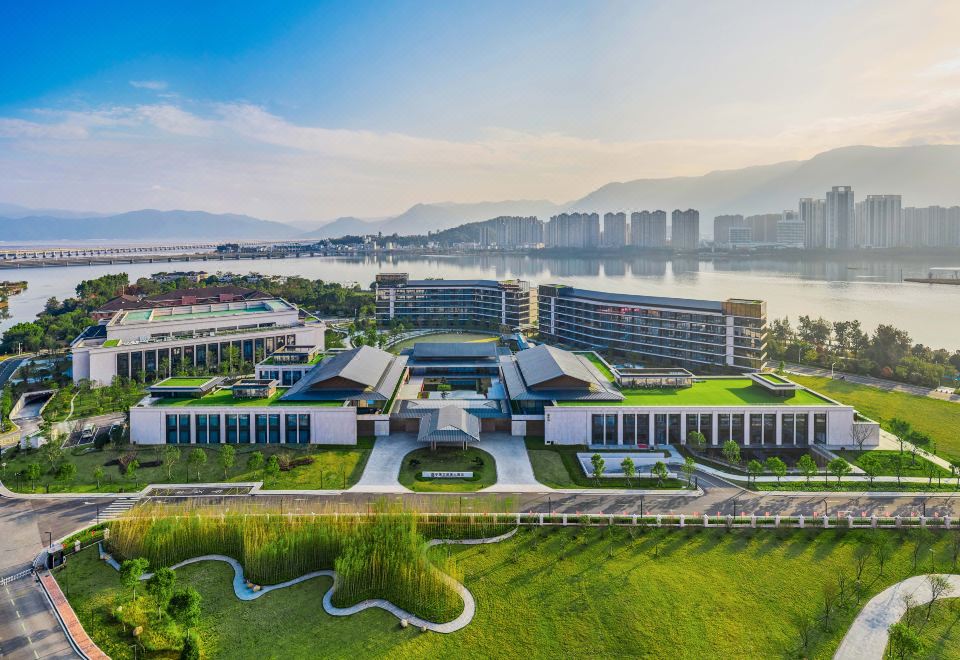 The tall building offers a panoramic view of the city and its surroundings at NINGDE SANDU'AO FLIPORT HOTEL