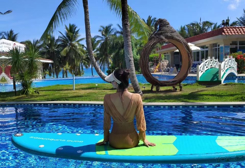 [사우스 차이나 호텔의 해변과 인접한 수영장 시설]