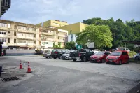 J Suites Hotel - parkir