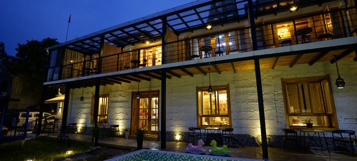 Earth House Hotel di Deqing