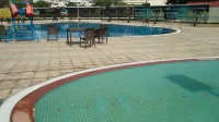 DLF City Club 3 - piscina