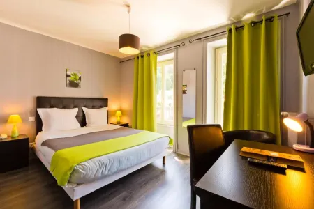 Logis Hotel Restaurant de la Poste Отели в г. Понтжибо