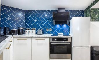 1-Bed Flat in West London Sleeps 2