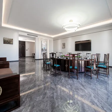 Kezhou International Hotel (Kizilsu Kyrgyz Autonomous Prefecture Museum Store)
