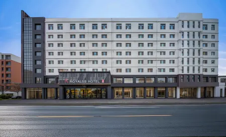 R ROYALSS HOTEL (Hohhot Saihan District Jinqiao Economic Development Zone) Отели рядом с достопримечательностью «Inner Mongolia University Innovation College (South Campus)»