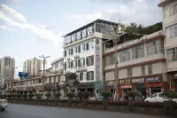 Kaixin Light Luxury Hotel (Dali High-Speed Railway Station Xingsheng Bridge)