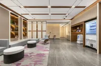 Lavande Hotel (Wuzhou Qilou Town Archway) - parking