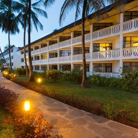 Travellers Beach Hotel & Spa