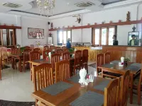 The Golden Lake Hotel - Parkplatz