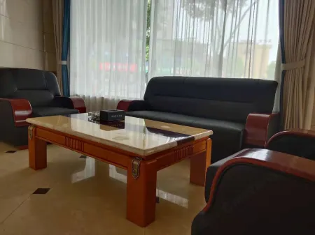 Xingan Jinyun Business Hotel Отели рядом с достопримечательностью «Zhu De Commander in Chief Mrs. Xiao Jufang Former Residence»