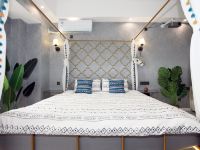 一宅小筑主题公寓(西安大明宫西地铁站店) - 波西米亚巨幕投影大床房