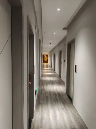 Ziyun Ruiyuan Boutique Hotel Отели рядом с достопримечательностью «Yellow Crane Camp Hot Spring Resort»