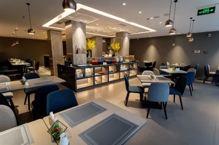 Home Inn (Jinzhou Zhongyang Street Train Station Branch) Отели рядом с достопримечательностью «Liaoning University of Technology»