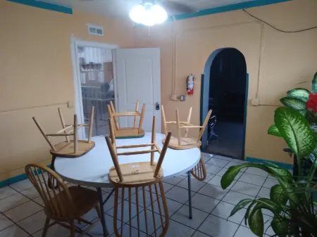 Hoosville Hostel (Formerly the Everglades Hostel)